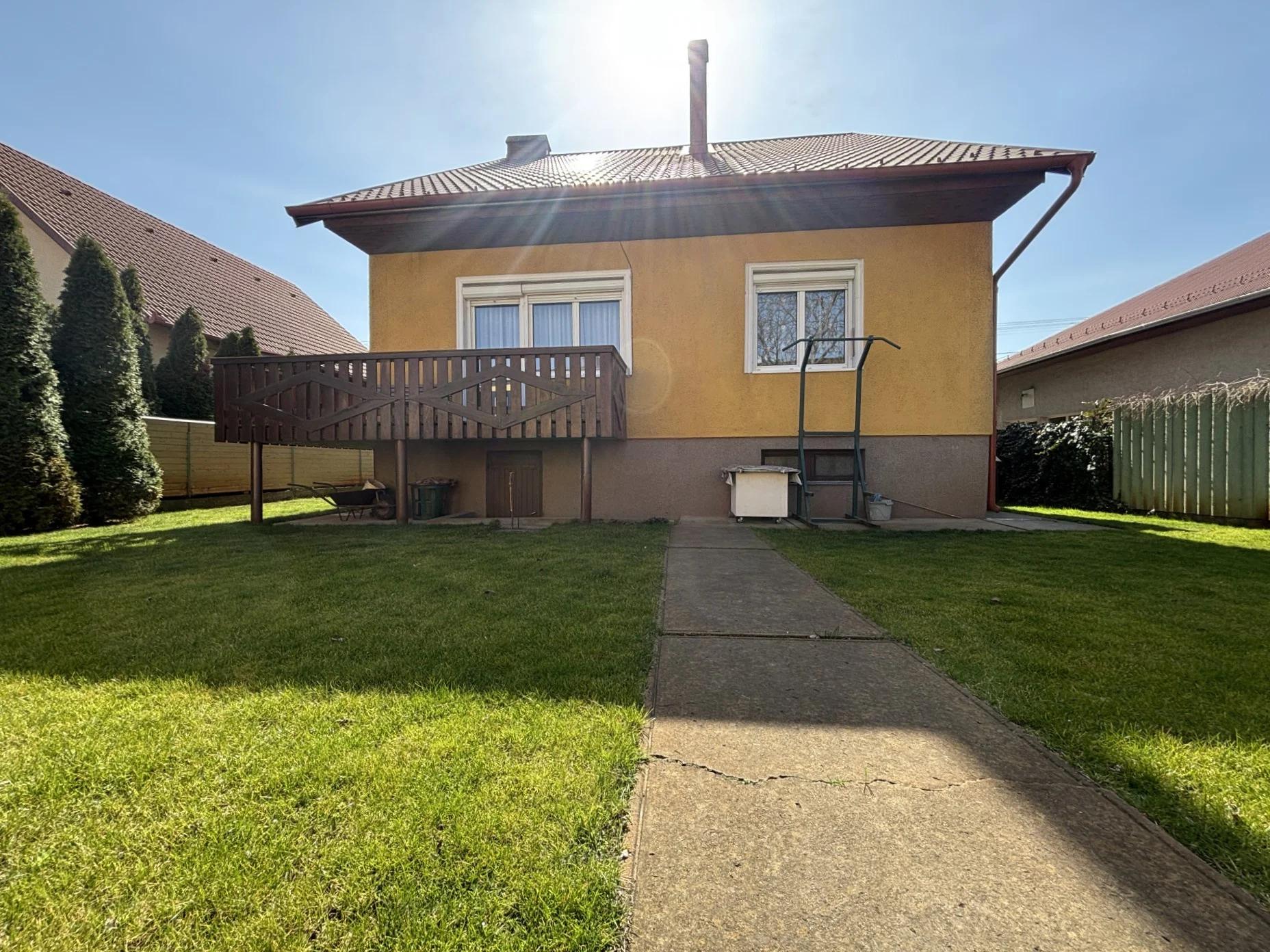 Tágas családi ház eladó Debrecen Biharikertben – 2 nappali + 4 szoba, szuterén garázzsal!