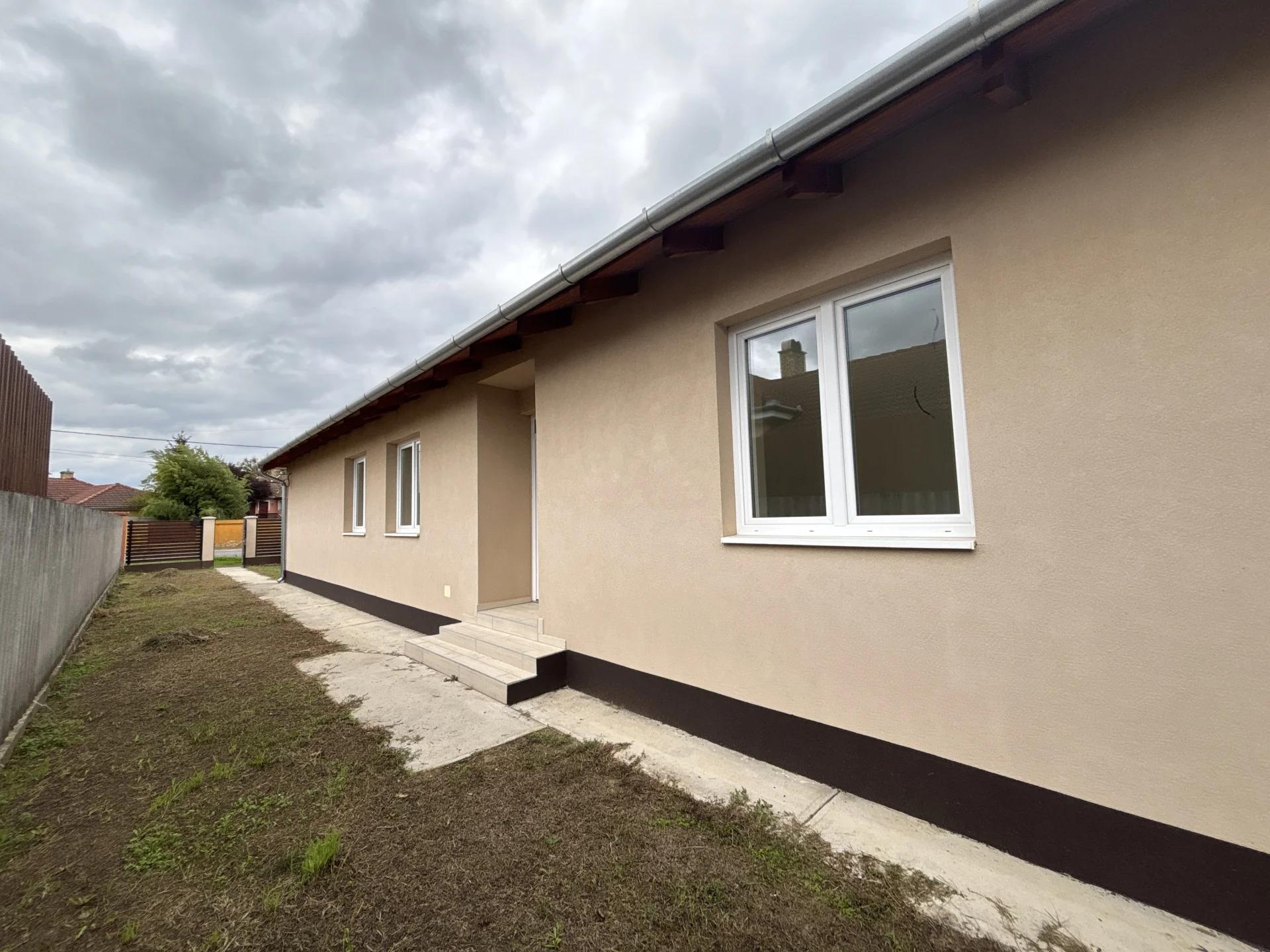 Eladó 3 szoba + nappalis ikerház Sámsonkert Fő utcáján!